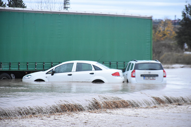 Edirne'de sağanak yağış caddeleri göle çevirdi 6