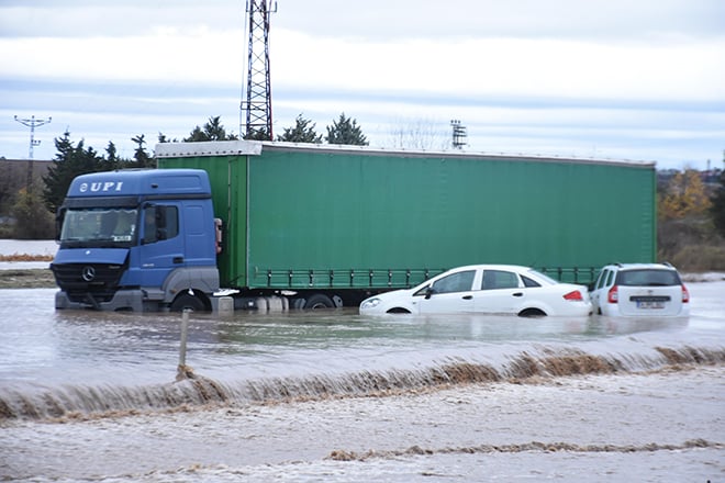 Edirne'de sağanak yağış caddeleri göle çevirdi 7