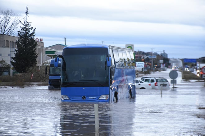 Edirne'de sağanak yağış caddeleri göle çevirdi 8