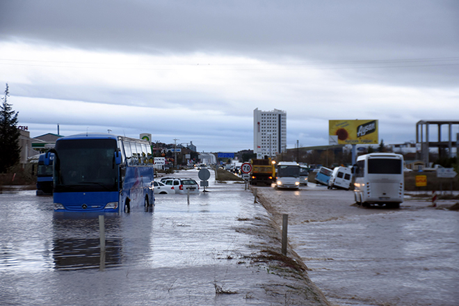 Edirne'de sağanak yağış caddeleri göle çevirdi 9