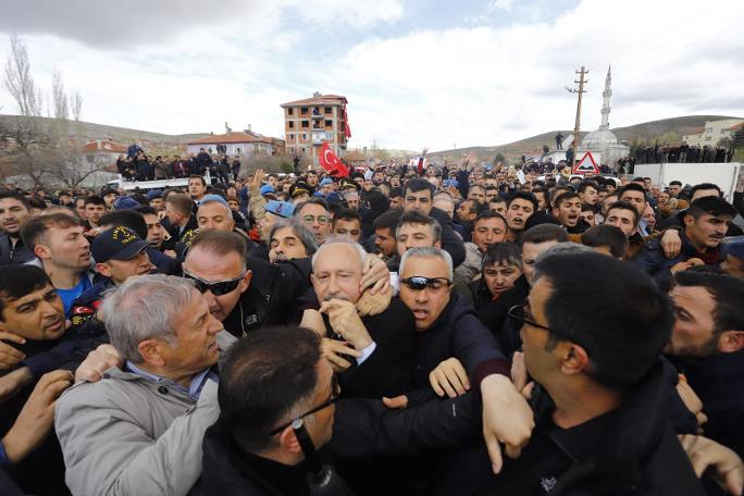 Kılıçdaroğlu'na şehit cenazesinde saldırı 1