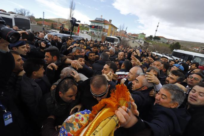 Kılıçdaroğlu'na şehit cenazesinde saldırı 4