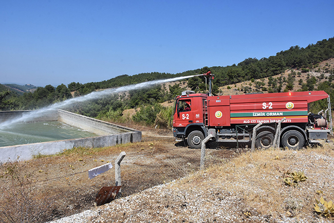 Karabağlar'daki yangından geriye kapkara bir tablo kaldı 7