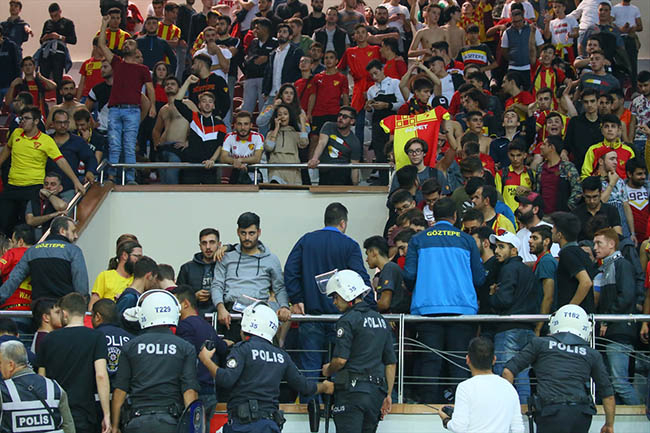 Voleybolda İzmir derbisinde olay çıktı 1