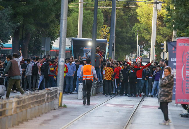 Voleybolda İzmir derbisinde olay çıktı 11