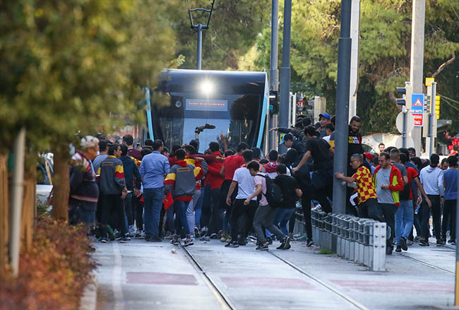 Voleybolda İzmir derbisinde olay çıktı 12