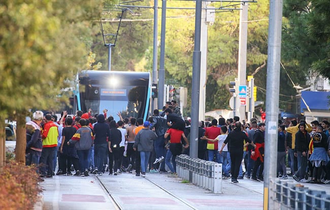 Voleybolda İzmir derbisinde olay çıktı 13