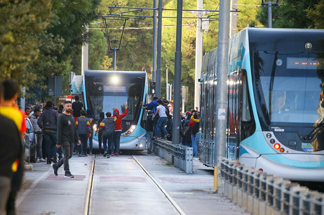 Voleybolda İzmir derbisinde olay çıktı 14