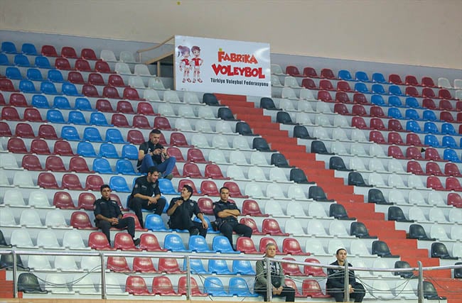 Voleybolda İzmir derbisinde olay çıktı 15