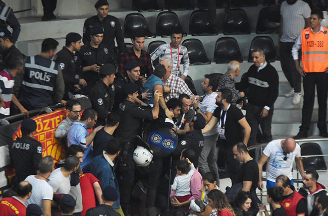 Voleybolda İzmir derbisinde olay çıktı 17