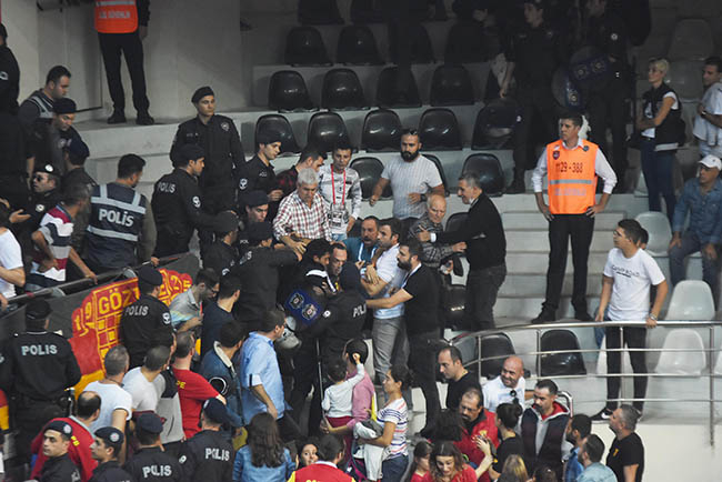 Voleybolda İzmir derbisinde olay çıktı 18