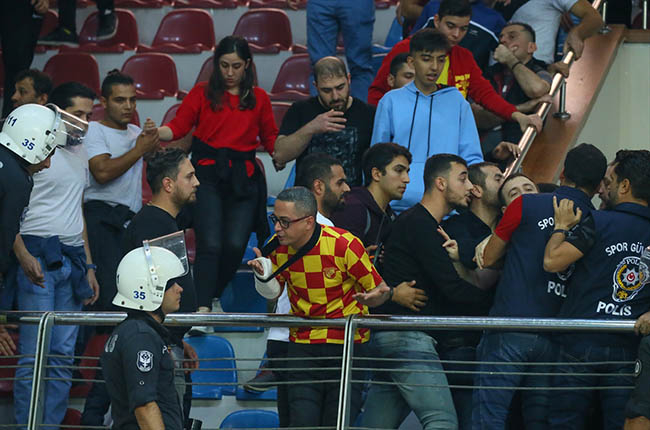 Voleybolda İzmir derbisinde olay çıktı 2