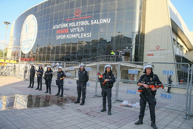 Voleybolda İzmir derbisinde olay çıktı 8