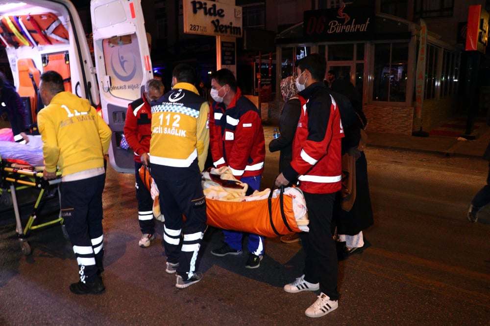 Ankara'da yangın: 3'ü çocuk 5 kişi dumandan etkilendi 7