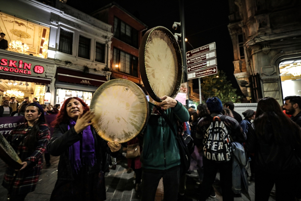 Kadınlar İstiklal Caddesi'nde yürüdü 10