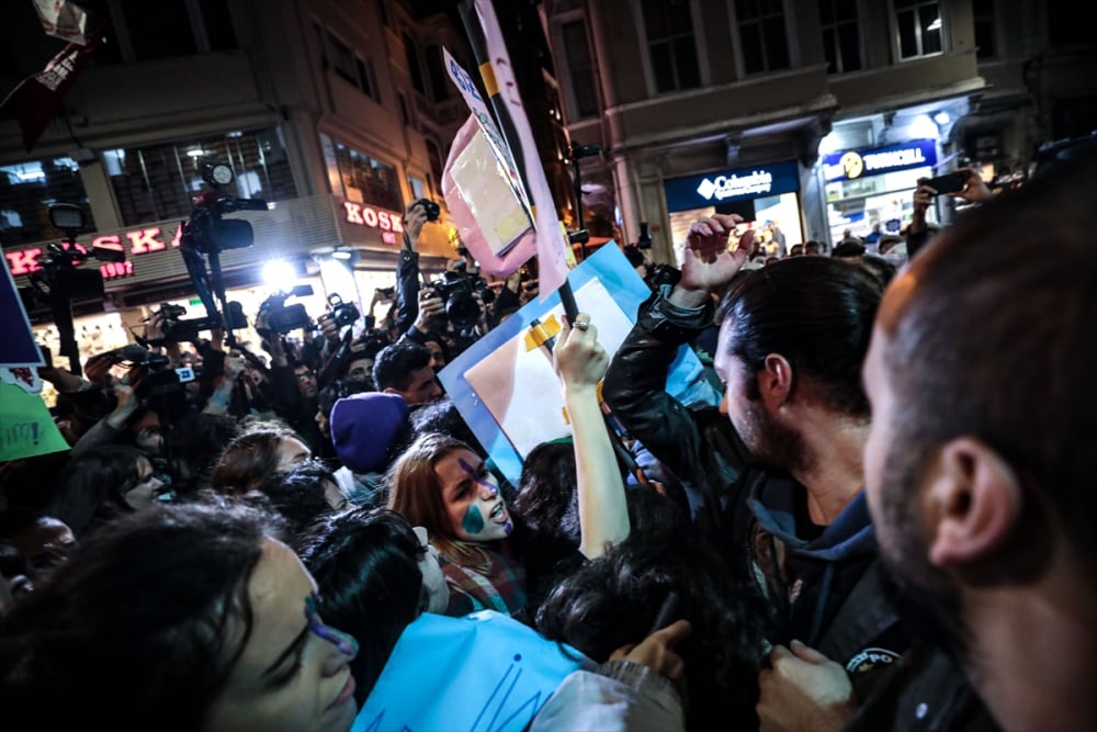 Kadınlar İstiklal Caddesi'nde yürüdü 2