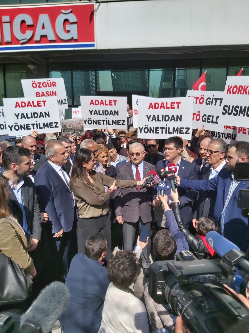 Murat Ağırel'e Yeniçağ önünde destek 29