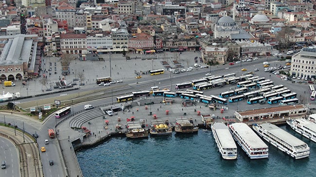 Vatandaşlar evlere kapandı: Meydanlar boş kaldı, kafeler kapandı 6