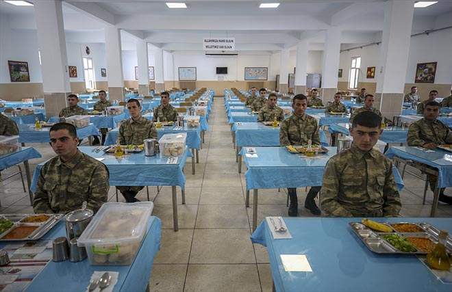 Mehmetçik için virüs önlemi: Kışlada oturuş da değişti 40