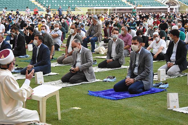 Burası Konya: Stadyumda sosyal mesafeli bayram namazı 1