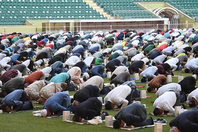 Burası Konya: Stadyumda sosyal mesafeli bayram namazı 10