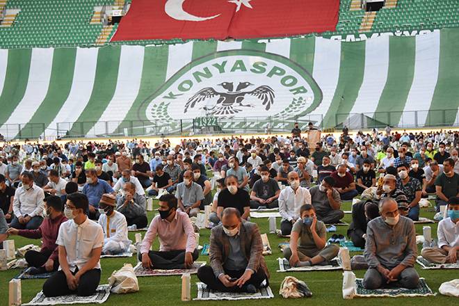 Burası Konya: Stadyumda sosyal mesafeli bayram namazı 12