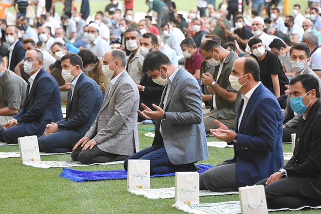 Burası Konya: Stadyumda sosyal mesafeli bayram namazı 13