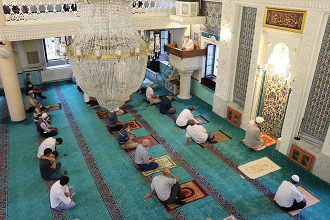 Burası Konya: Stadyumda sosyal mesafeli bayram namazı 14