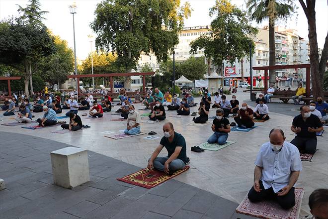 Burası Konya: Stadyumda sosyal mesafeli bayram namazı 15