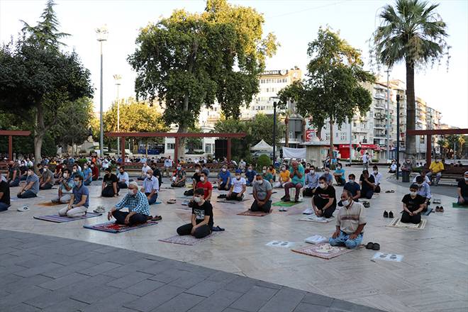 Burası Konya: Stadyumda sosyal mesafeli bayram namazı 16