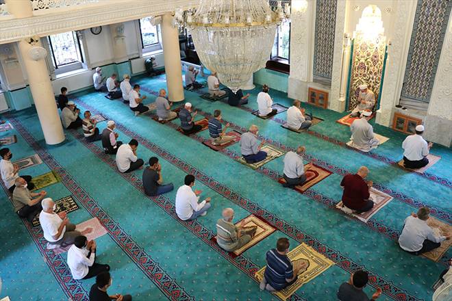 Burası Konya: Stadyumda sosyal mesafeli bayram namazı 17