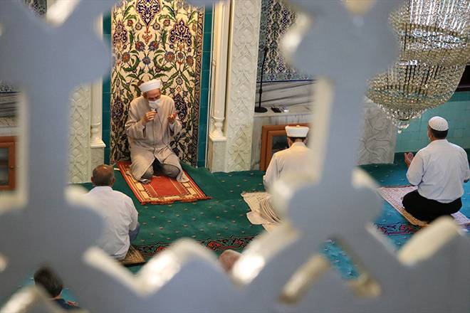 Burası Konya: Stadyumda sosyal mesafeli bayram namazı 18