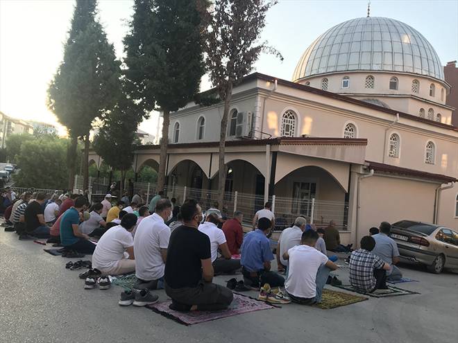 Burası Konya: Stadyumda sosyal mesafeli bayram namazı 19