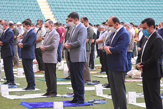 Burası Konya: Stadyumda sosyal mesafeli bayram namazı 2