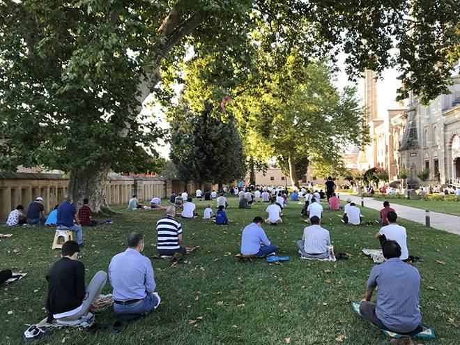 Burası Konya: Stadyumda sosyal mesafeli bayram namazı 22