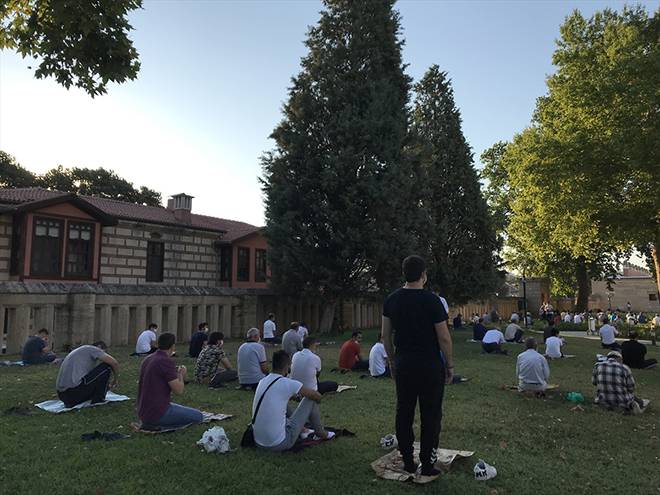 Burası Konya: Stadyumda sosyal mesafeli bayram namazı 23