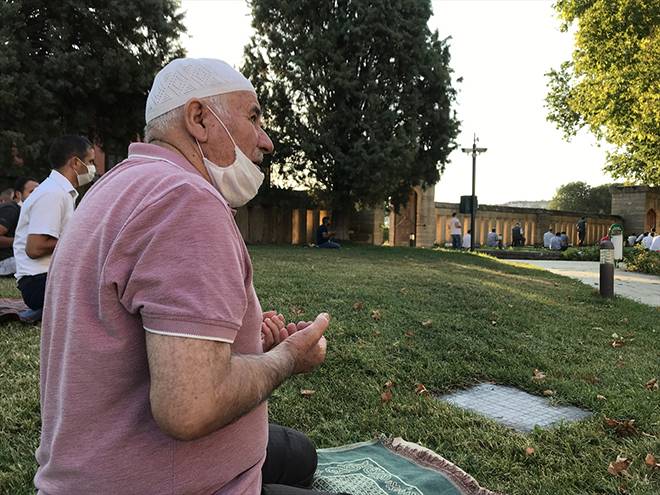 Burası Konya: Stadyumda sosyal mesafeli bayram namazı 25