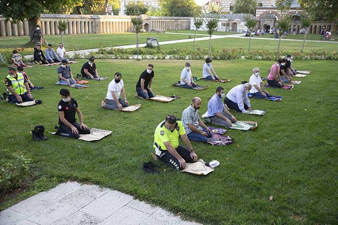 Burası Konya: Stadyumda sosyal mesafeli bayram namazı 26