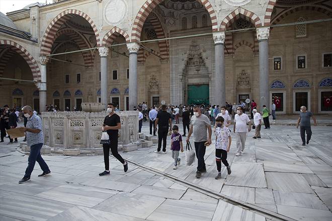 Burası Konya: Stadyumda sosyal mesafeli bayram namazı 27