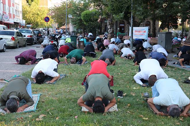 Burası Konya: Stadyumda sosyal mesafeli bayram namazı 28