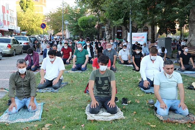 Burası Konya: Stadyumda sosyal mesafeli bayram namazı 29