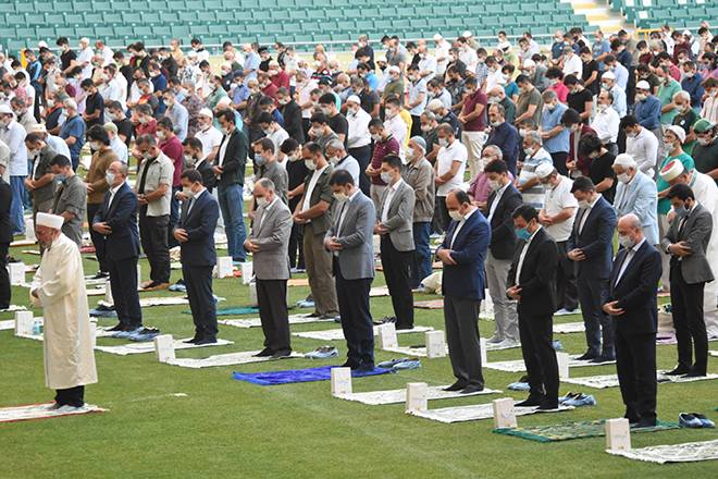 Burası Konya: Stadyumda sosyal mesafeli bayram namazı 3