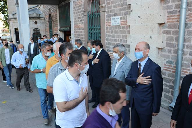 Burası Konya: Stadyumda sosyal mesafeli bayram namazı 30