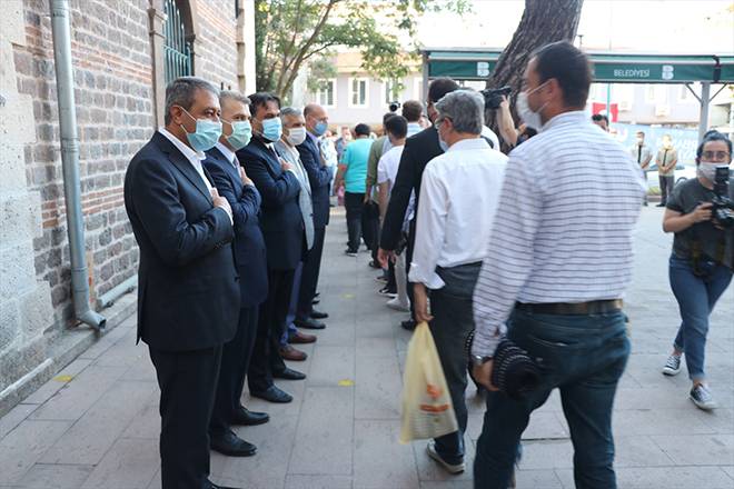 Burası Konya: Stadyumda sosyal mesafeli bayram namazı 31