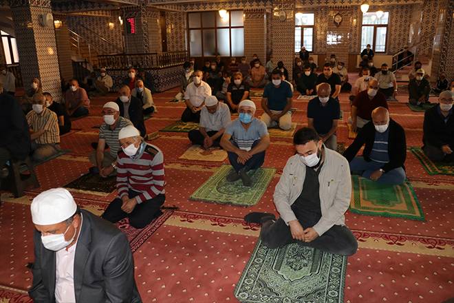 Burası Konya: Stadyumda sosyal mesafeli bayram namazı 32