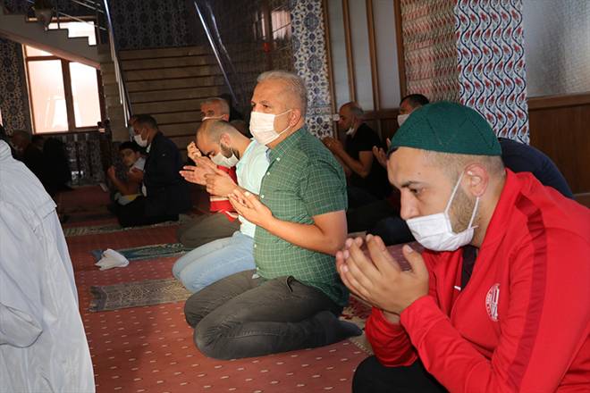 Burası Konya: Stadyumda sosyal mesafeli bayram namazı 33