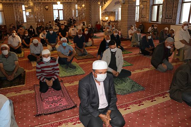 Burası Konya: Stadyumda sosyal mesafeli bayram namazı 34