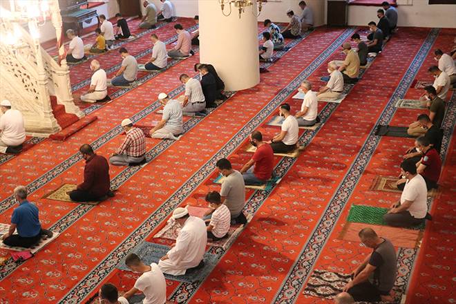 Burası Konya: Stadyumda sosyal mesafeli bayram namazı 35