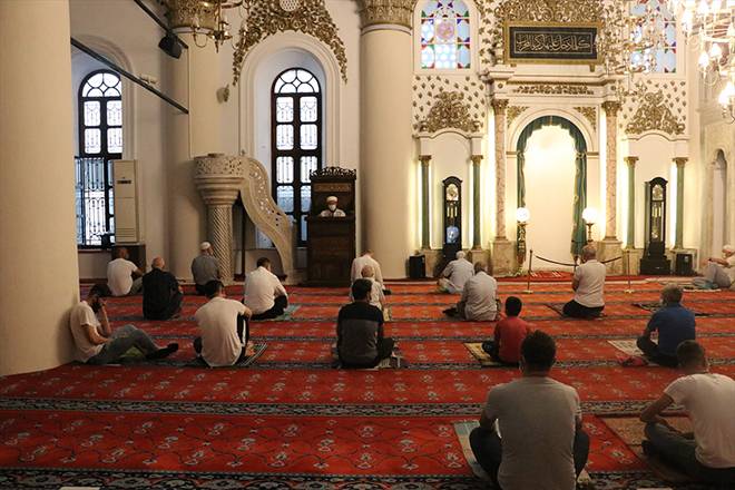 Burası Konya: Stadyumda sosyal mesafeli bayram namazı 38