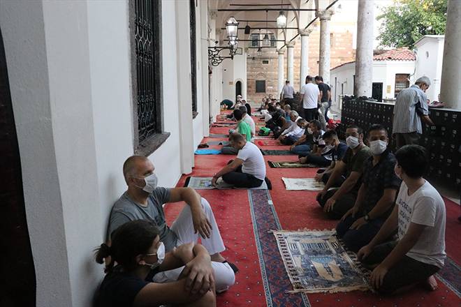 Burası Konya: Stadyumda sosyal mesafeli bayram namazı 39